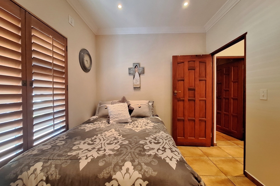 5 Bedroom Property for Sale in Golden Mile Western Cape